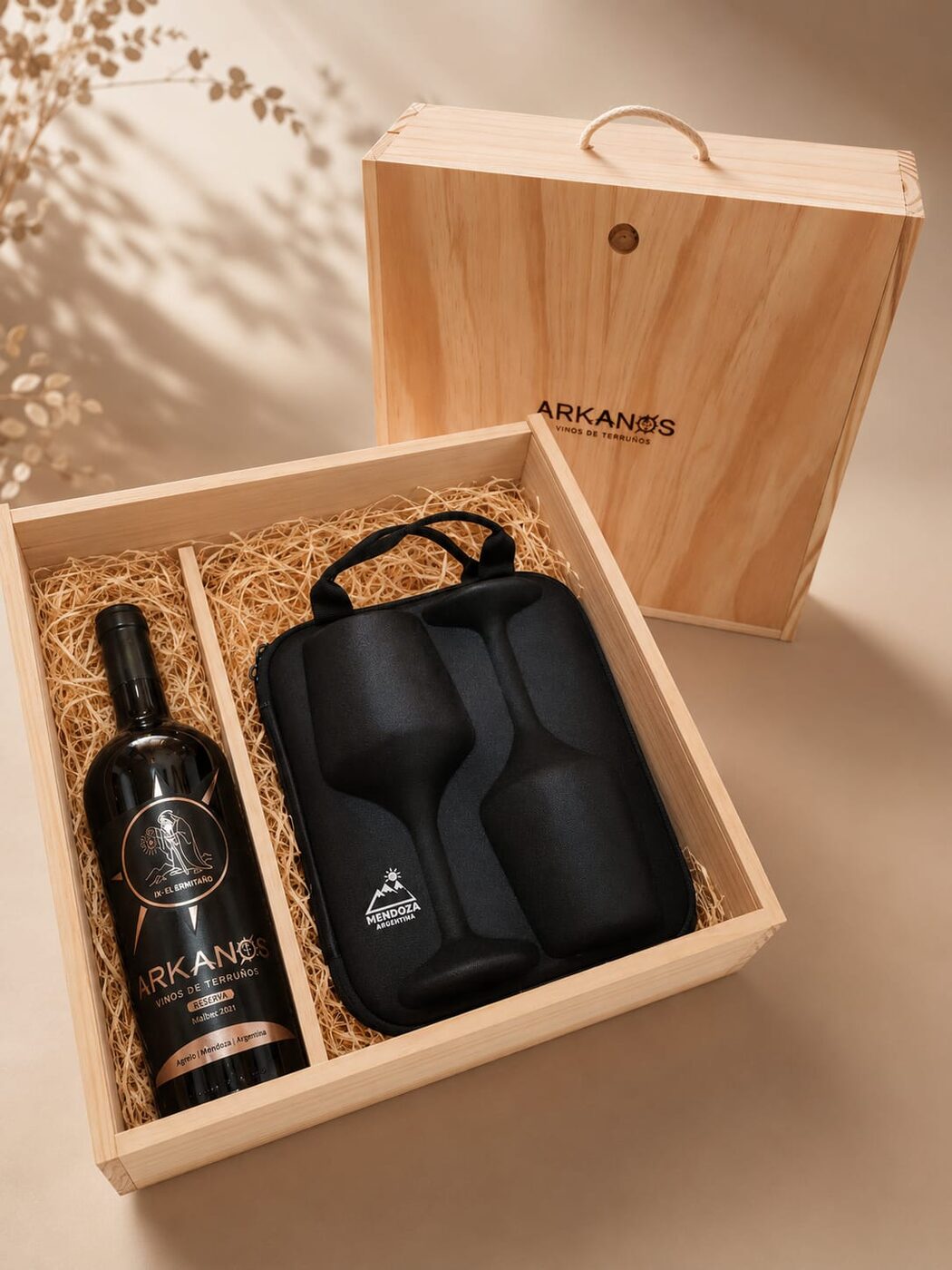 Estuche de madera Arkanos abierto con una botella de Malbec Reserva y un set de dos copas de viaje
