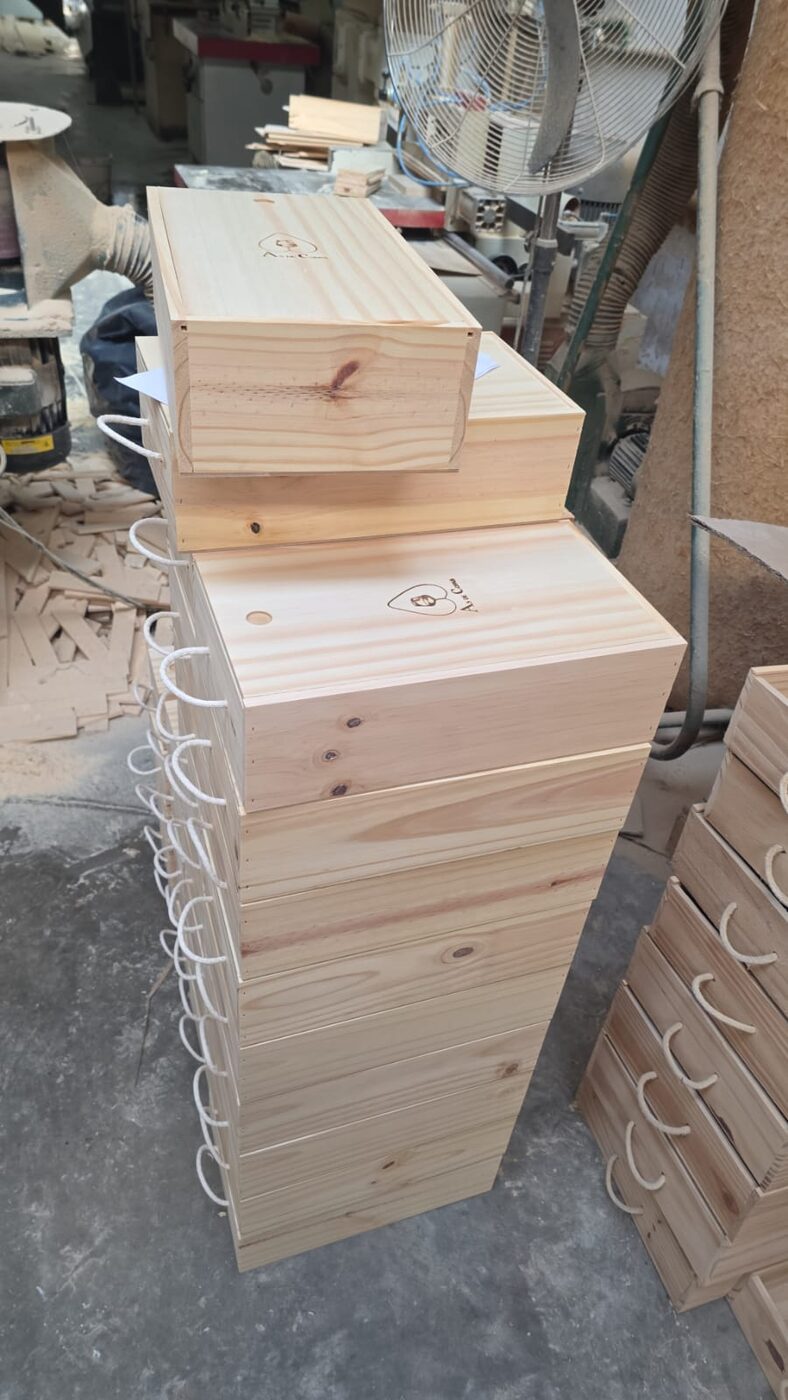 Producción en serie de cajas vineras As de Copas apiladas en el taller