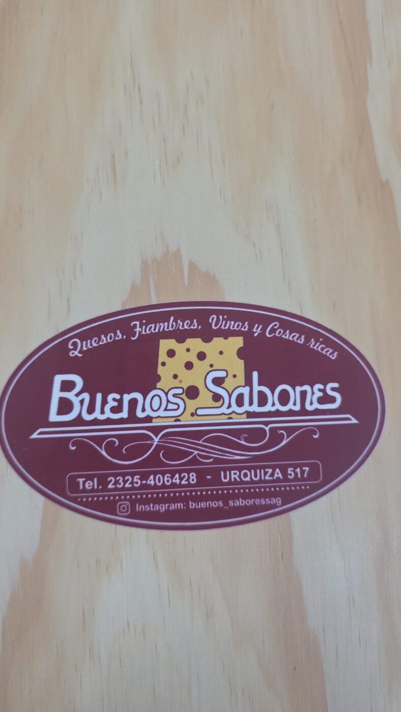 Tabla de pino con el logo de Buenos Sabores impreso a todo color