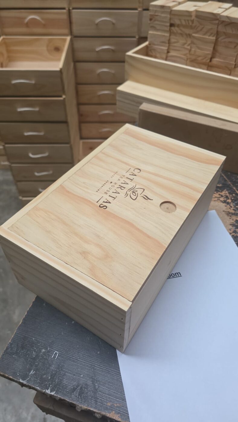 Caja de pino cerrada con el logo de Cataratas Tea House grabado a láser