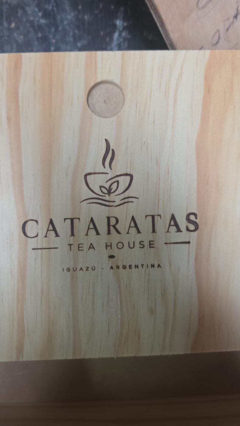 Detalle del logo de Cataratas Tea House grabado a láser sobre la madera
