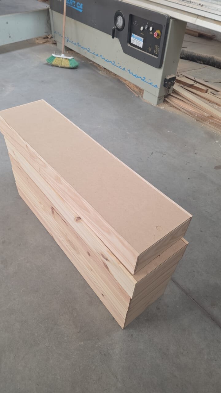 Caja vinera individual larga de pino y MDF en proceso de armado en el taller
