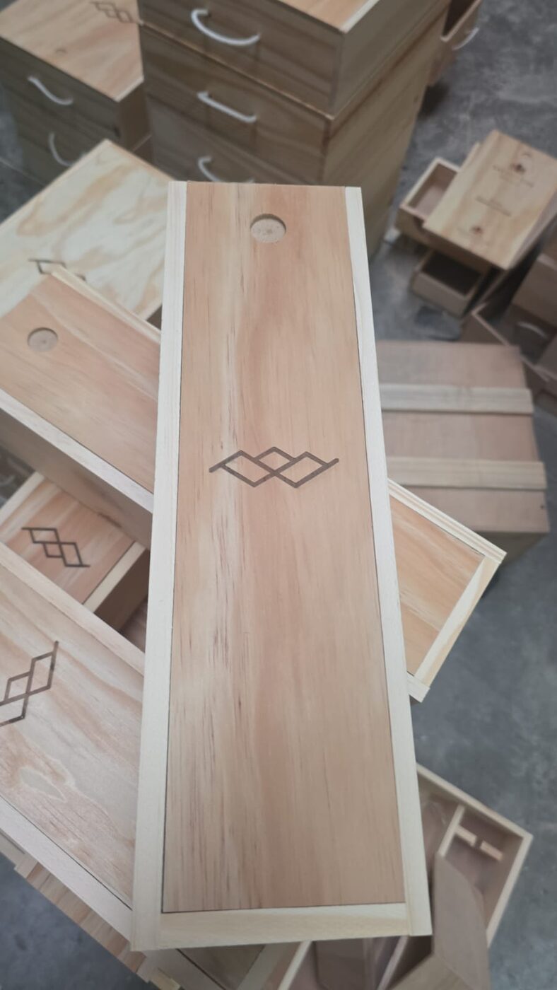 Caja vinera larga para una botella con grabado láser de rombos en zigzag