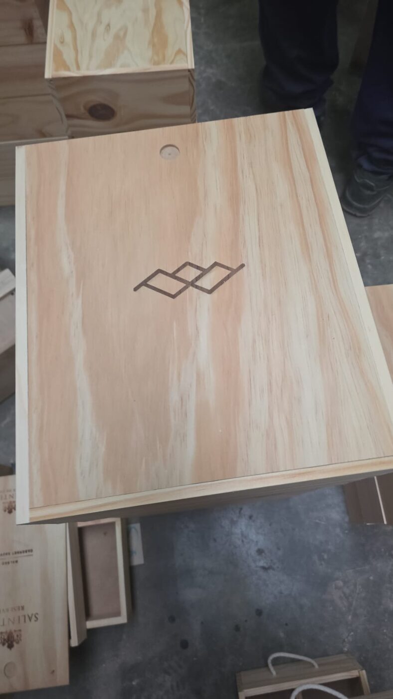 Vista superior de caja vinera para dos botellas con grabado minimalista